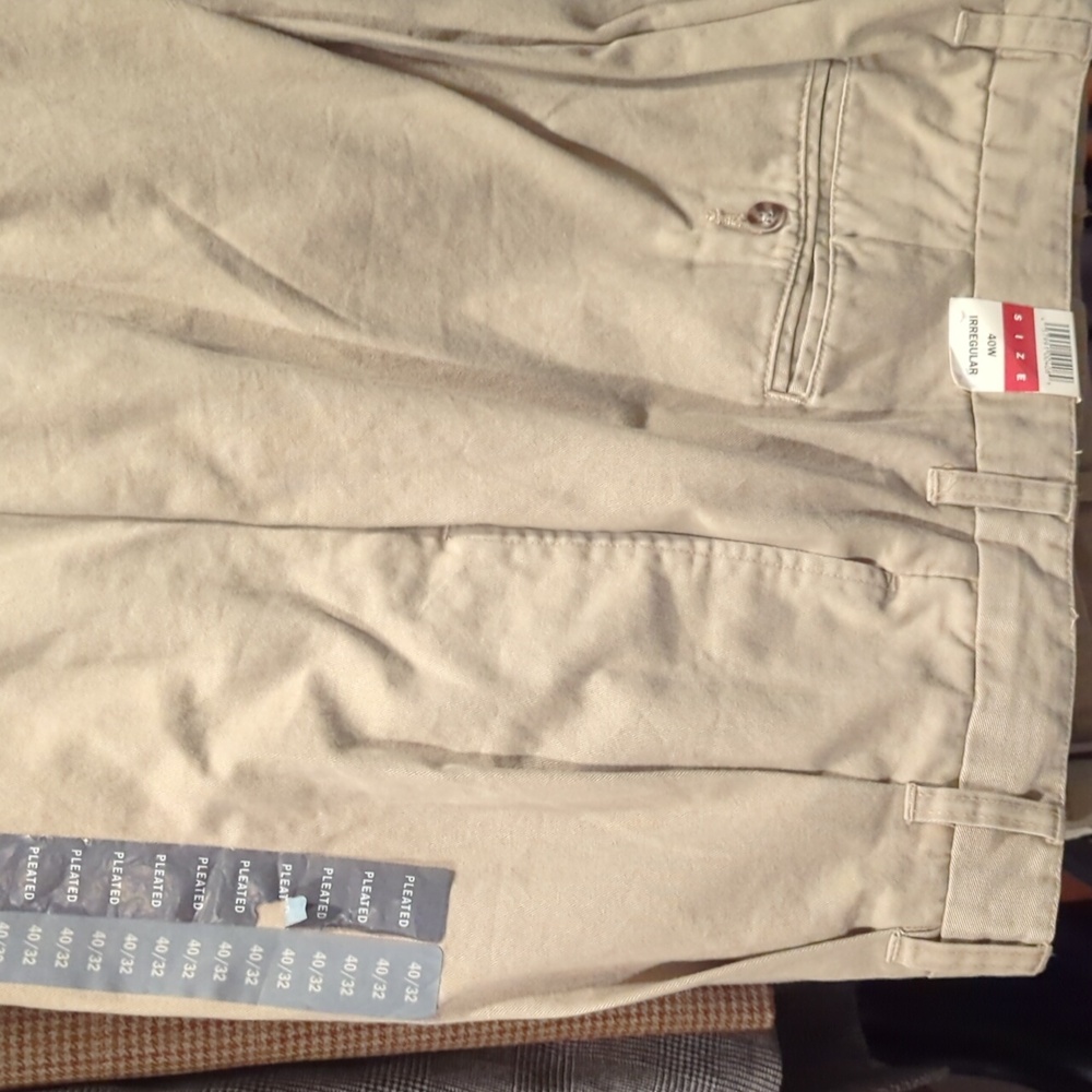 Banana Republic 40/32 chinos pleated front. Khaki. New!